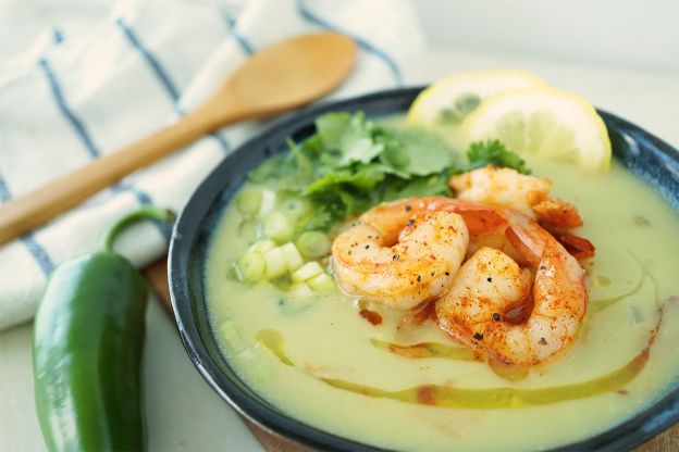 sopa cremosa de aguacate y gambas