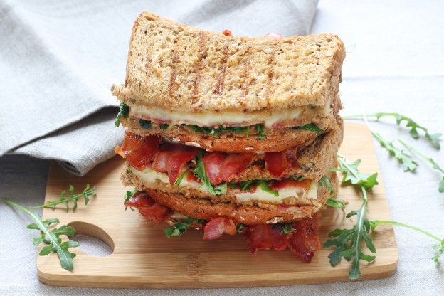 Sándwich con beicon, queso y rúcula