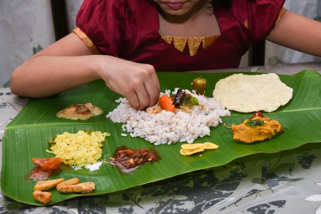 India: Comer con la mano derecha