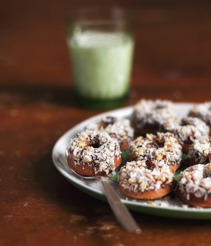 Buñuelos con chocolate, coco y nueces