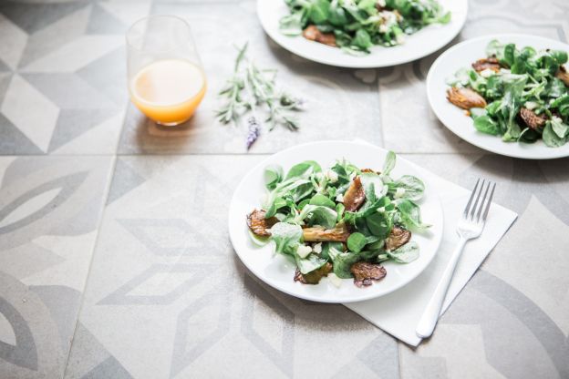 Ensalada templada de espinaca y champiñones