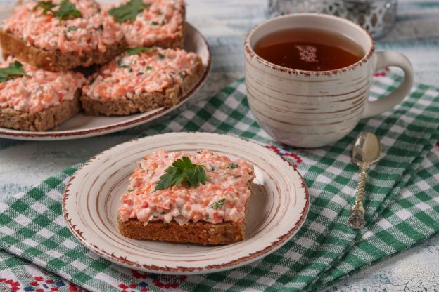 Tostadas con ensaladilla de surimi