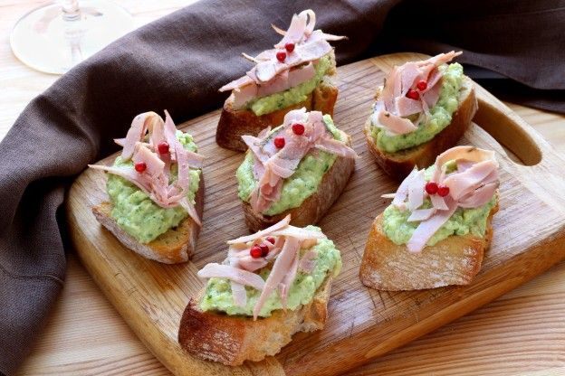 Crostinis con jamón y aguacate