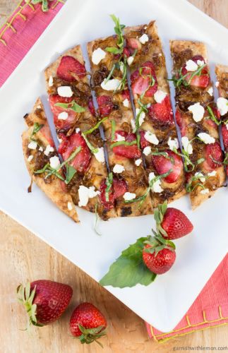 Pizza de fresa con cebolla y queso de cabra