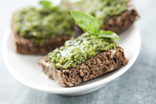 Tostadas con pesto y tomate