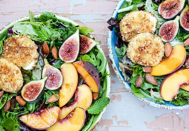 Ensalada de queso con almendras, melocotones e higos