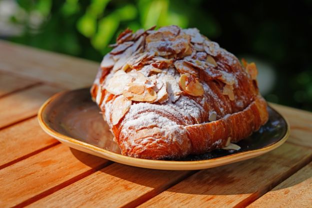 Croissant de almendra con relleno de frangipane