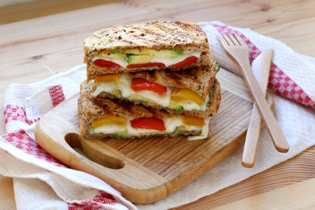 Sándwich de tomates confitados, pollo y aguacate