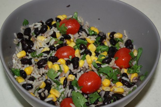 ensalada de arroz con frijoles negros