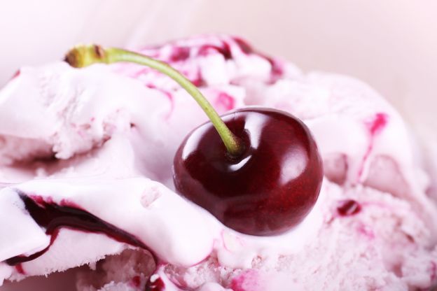 Helado de yogur y frutos del bosque