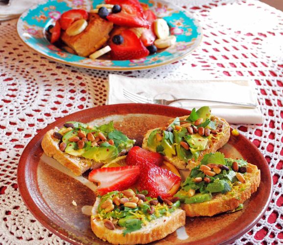 ensalada de aguacate y fresas