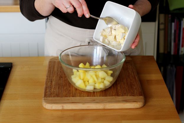 Dejar entibiar las papas sin sazonarlas al hacer ensalada