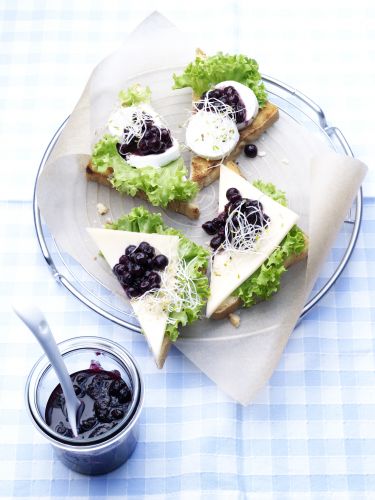 Tostadas de queso de cabra y coulis de arándanos