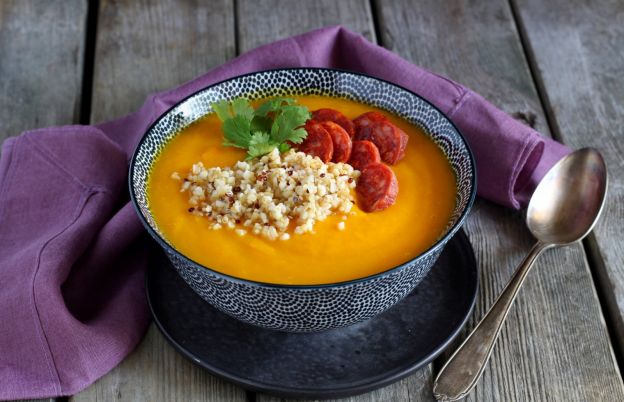 Sopa de calabaza con quinoa y chorizo