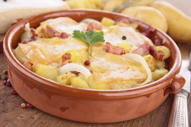 Patatas con bacon y queso