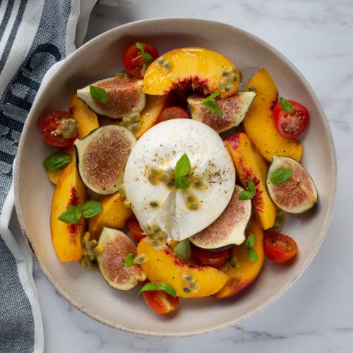 Ensalada de melocotón, higo y burrata