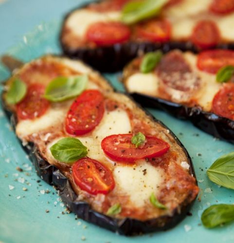 Pizza sobre una berenjena