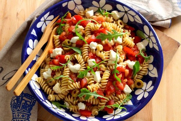 Pasta con tomate, queso y rúcula