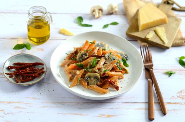 12. Penne de lentejas con pera, nueces y espinacas