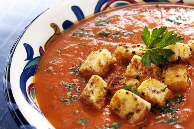 Sopa de tomate con crutones y queso