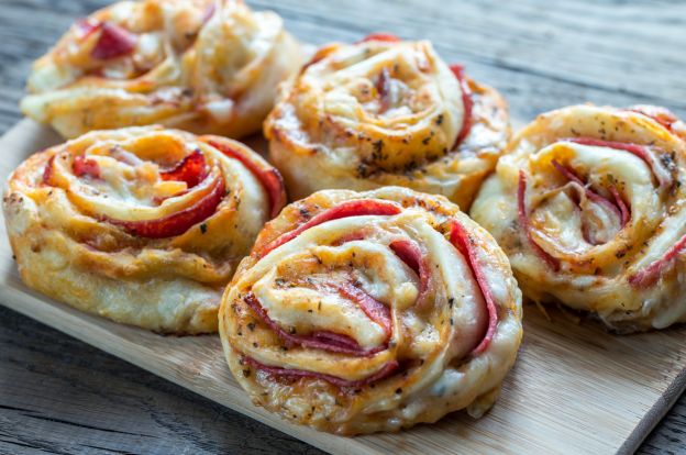 Rollitos de hojaldre con jamón y queso