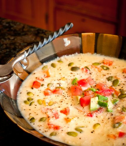 Sopa de maíz con semillas de calabaza, tomate y aguacate