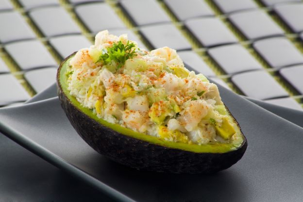 7. Aguacate relleno de ensaladilla de cangrejo