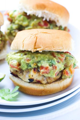 Mini sándwiches de pollo con tomate y guacamole