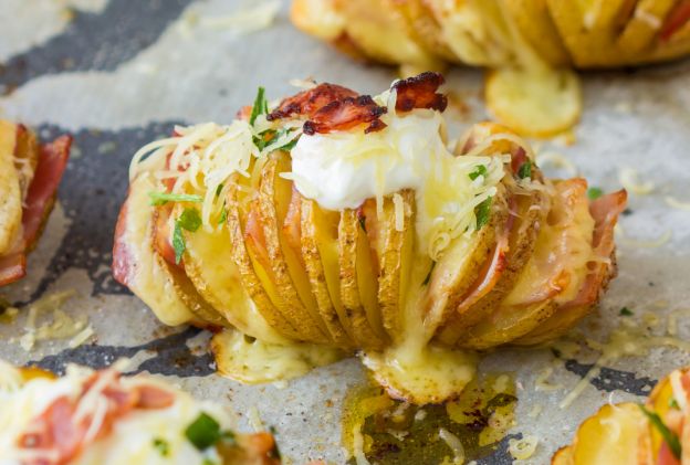 Patatas hasselback rellenas de queso