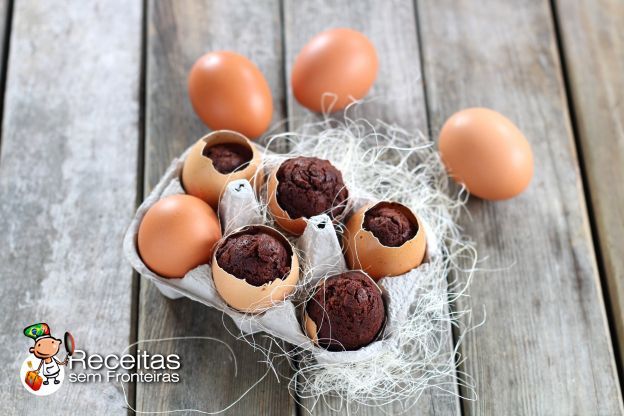 Mini muffins de chocolate en cáscaras de huevo