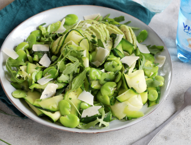 Ensalada con calabacín, fagioli, aguacate y parmesano