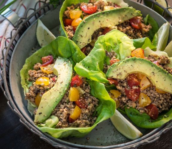 Tacos de lechuga con nueces y champiñones