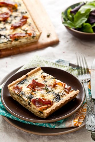 Tarta de acelga, queso de cabra y jamón serrano