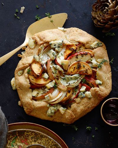 Galette de calabaza, manzana, y cebolla con queso azul