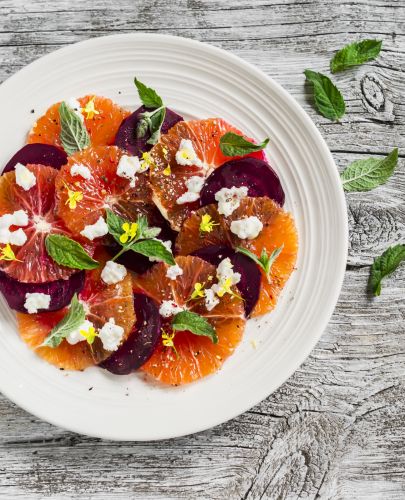 Ensalada de naranja y remolacha en capas con feta y menta 