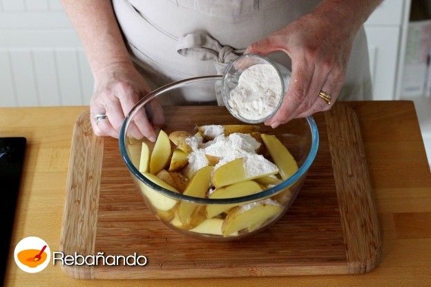 2. Añadimos la harina y el parmesano