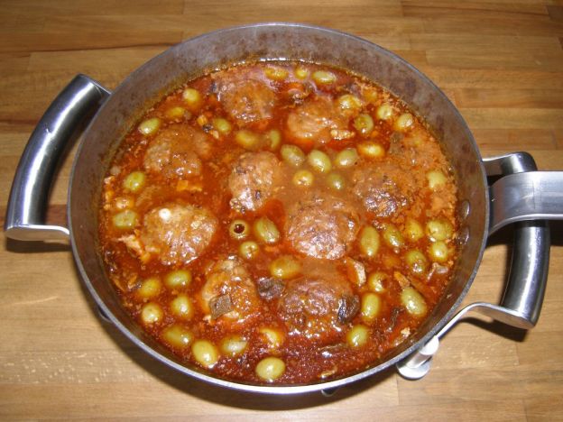 Guiso de albóndigas con aceitunas