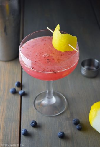 Martini de moras con un toque de limón