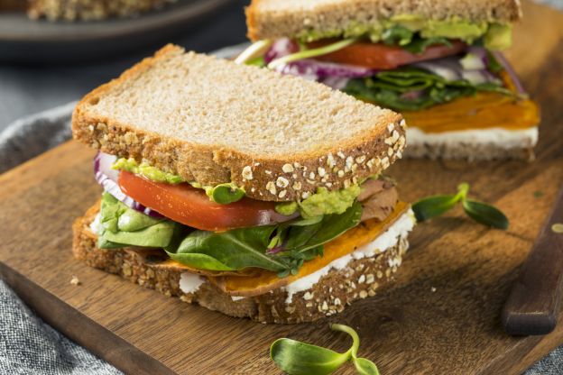 Sándwiches: llena de vegetales y unta con aguacate o hummus