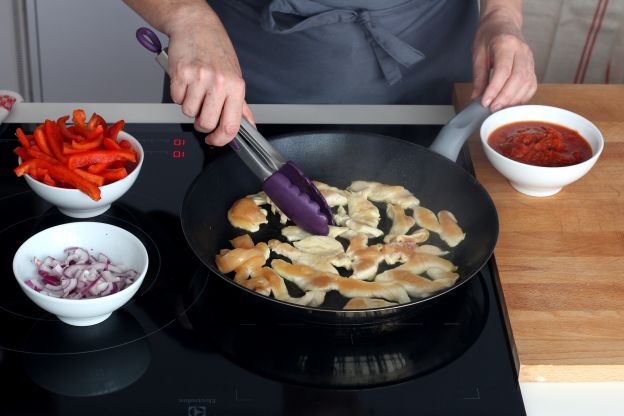 Poner demasiada carne en un sartén