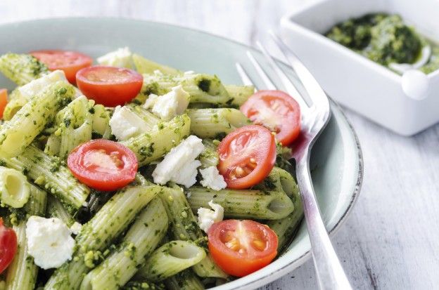 Macarrones con pesto, feta y tomates cherry