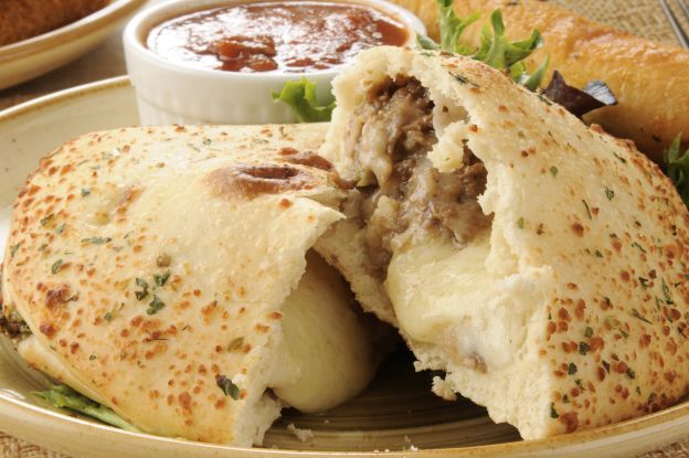 Calzone de carne y queso