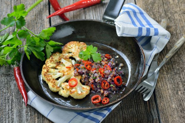 Coliflor a la plancha con cebolla y tomate