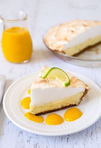 Pie de limón con coulis de mango