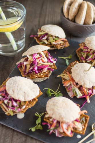 Mini sándwiches de tofu en pan pita