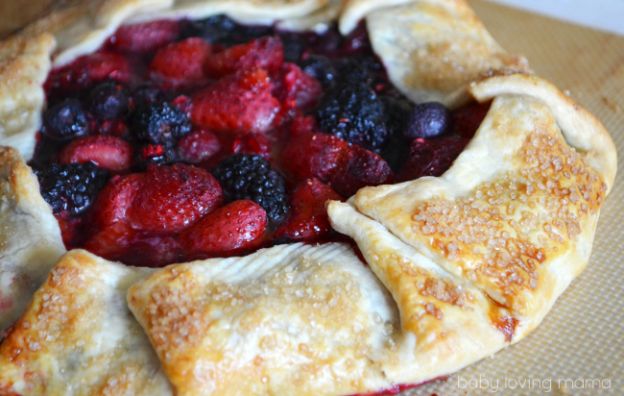 Tarta rústica con frutos del bosque