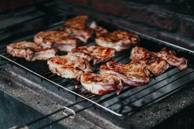 Puedes poner la carne en cualquier parte del asador