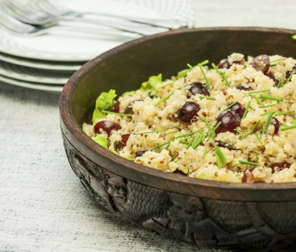 Ensalada de quinoa, pasas y perejil