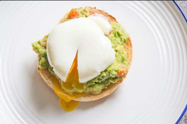 Bagel con aguacate y huevo pochado