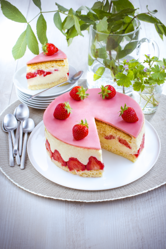 Tarta de nata y fresas